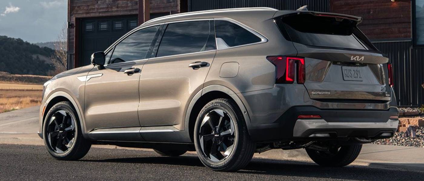 The 2025 Kia Sorento from behind