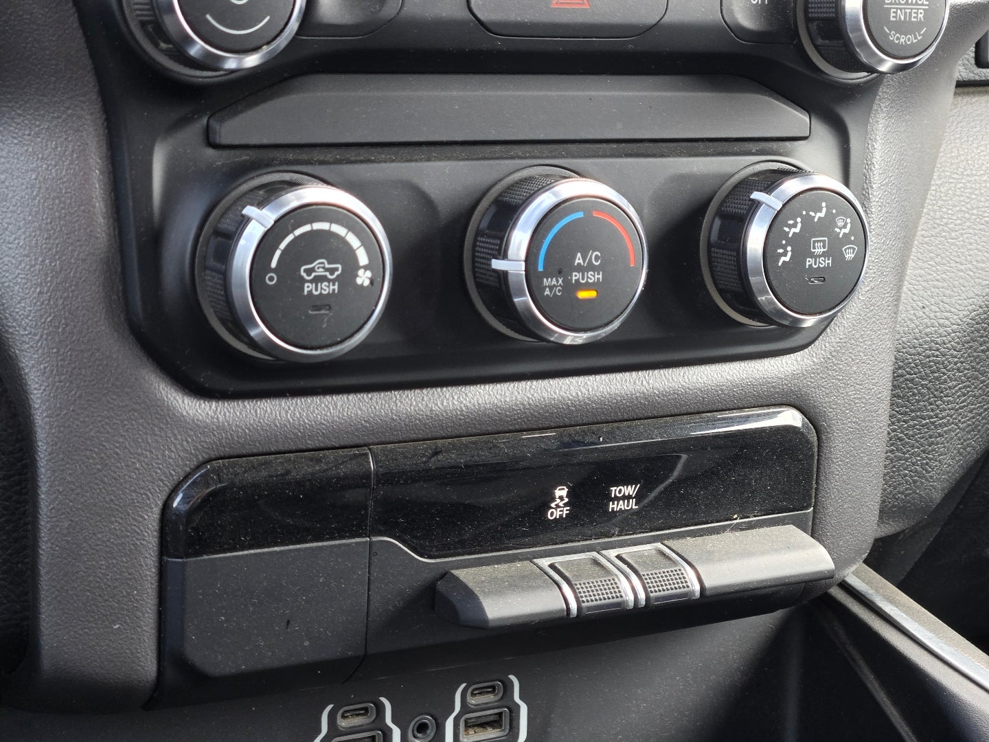 2020 RAM 1500 Big Horn Crew Cab 4x4 5'7" Box